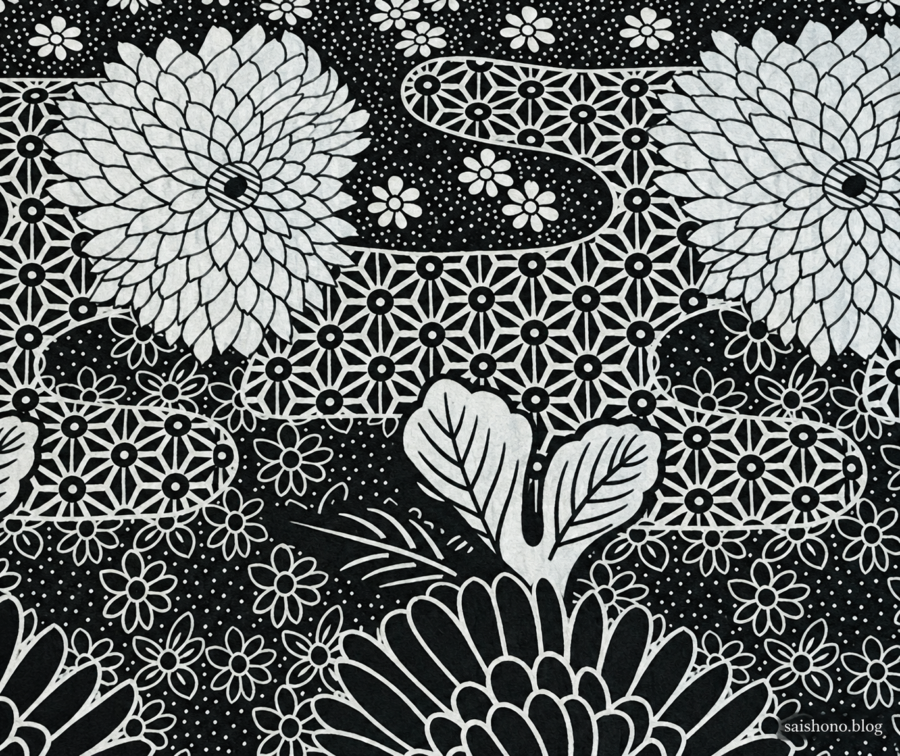 黒地に白い菊と小花、点を散らし、ヱ霞の中に麻の葉を配した浴衣の文様図