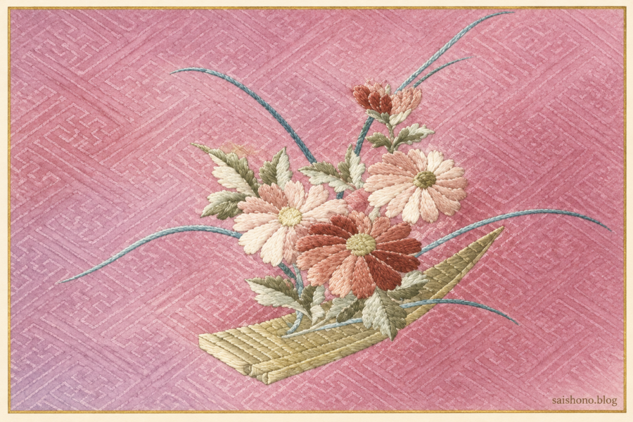 ピンクと薄紫の紗綾形綸子に、小菊と細い草を乗せた小舟を刺繍した意匠図